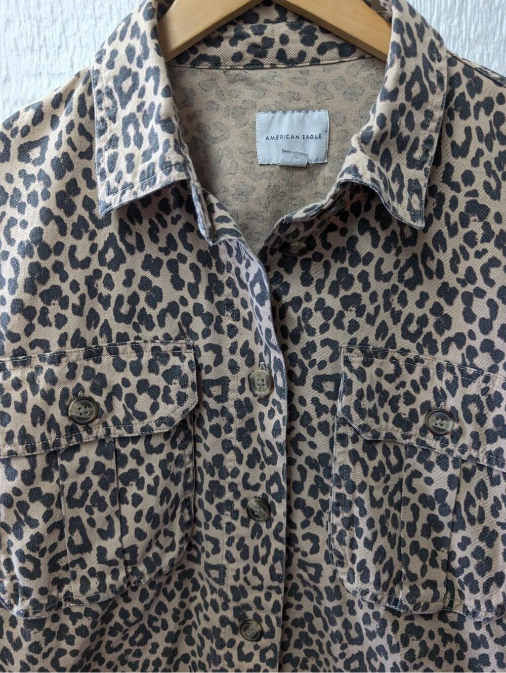 American Eagle Leopard Print Cropped Button Down Women’s Size Small Long Sleeves - Picture 3 of 7